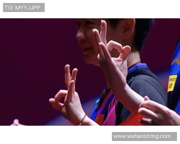 王楚钦观赛手势指导队友超认真:细节处见真章,冠军风范初养成 王楚钦观赛手势指导队友超认真:细节处见真章,冠军风范初养成